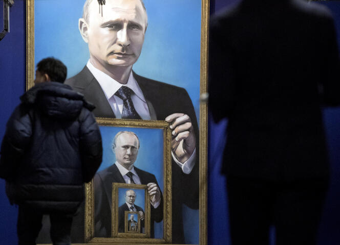 « Au pouvoir depuis dix-sept ans – la plus longue durée à la tête de l’Etat depuis Staline –, le chef du Kremlin, 65 ans, se présente à sa succession pour un quatrième mandat qui devrait lui permettre de présider aux destinées de la Russie jusqu’en 2024. » (Photo : Au lendemain de l’annonce de Vladimir Poutine de sa candidature à sa succession lors de l’élection présidentielle de mars 2018, démarrait une exposition « SuperPoutine », au musée UMAM, à Moscou, le jeudi 7 décembre).