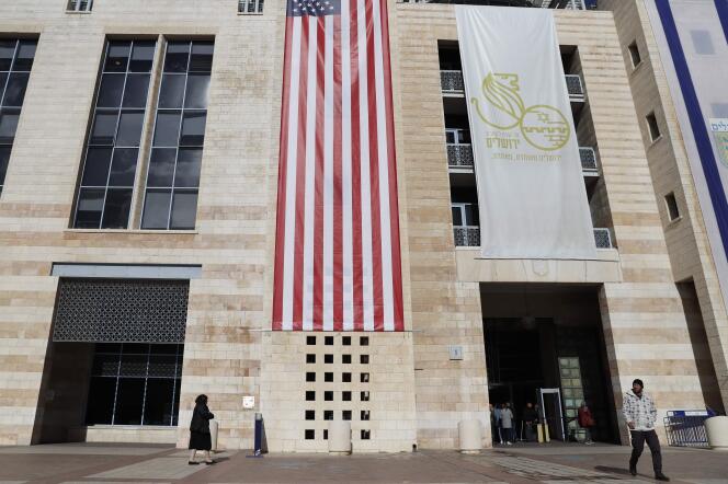 Le drapeau américain est accroché à l’entrée du bâtiment de la municipalité de Jérusalem après la décision du président américain Donald Trump de reconnaître la ville comme capitale d’Israël.