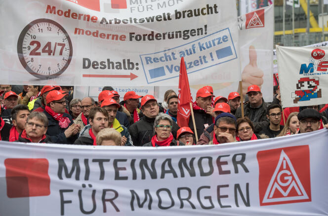 Manifestation du syndicat IG Metall, à Dortmund, en Allemagne, le 16 novembre, dans la ville allemande de Dortmund, le 16 novembre.
