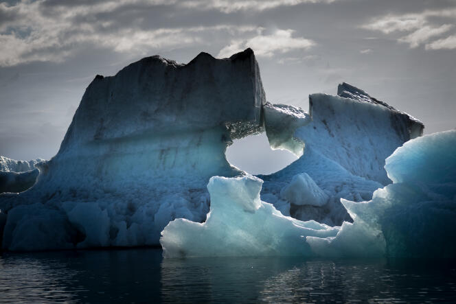 La lagune glaciaire de Jökulsarlon, sur laquelle viennent s’échouer les icebergs.