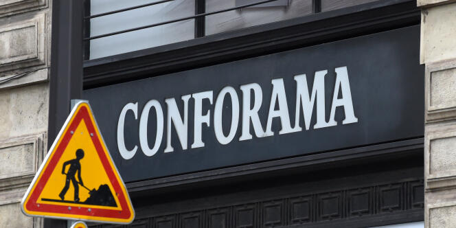 Le logo de Conforama à l’entrée d’un magasin de l’enseigne, à Paris, le 6 décembre.