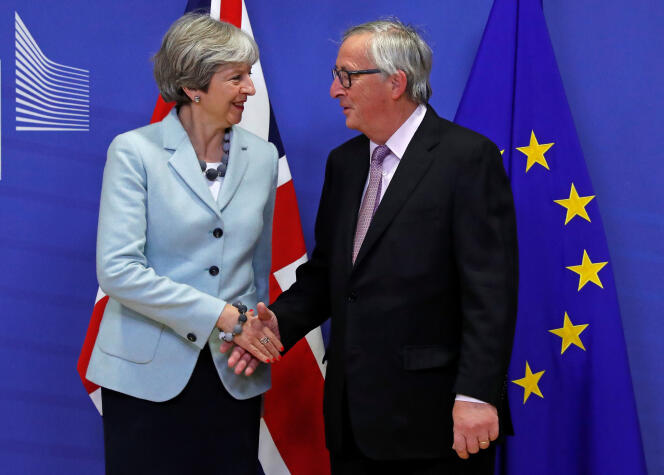 La première ministre britannique, Theresa May, et le président de la Commision européenne, Jean-Claude Juncker, à Bruxelles le 8 décembre.