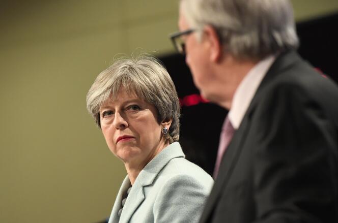 Theresa May, première ministre britannique, et Jean-Claude Juncker, président de la Commission européenne, à Bruxelles, le 8 décembre 2017.