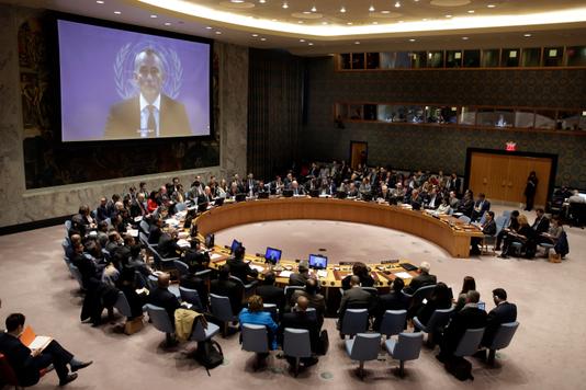 Le coordonnateur spécial des Nations unies pour le processus de paix au Proche-Orient, Nickolaï Mladenov, sur l’écran, intervient lors du Conseil de sécurité depuis Jérusalem, au siège de l’ONU à New York, aux Etats-Unis.