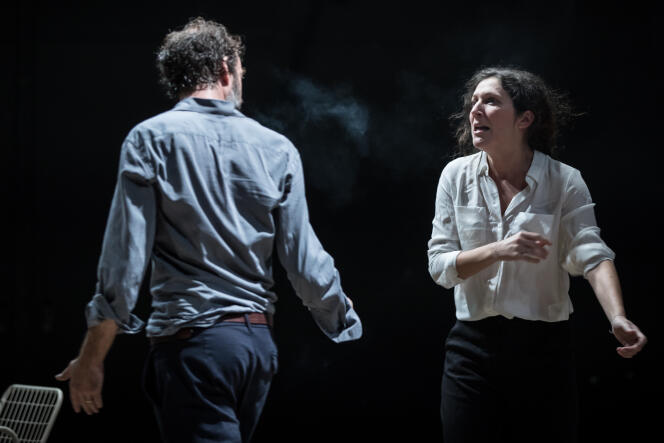 Eric Charon (Nicolas) et Magaly Godenaire (Anna) dans « Mélancolie(s) », de Julie Deliquet au Théâtre de la Bastille.