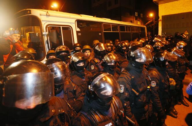 A Kiev, la police a dû faire barrage devant des militants pro-Saakachvili criant « honte » après son arrestation.