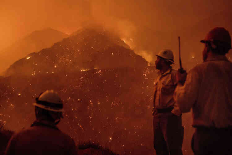 Les pompiers à l’œuvre dans la forêt de Los Padres, le 8 décembre, où l’un des six foyers a démarré lundi.