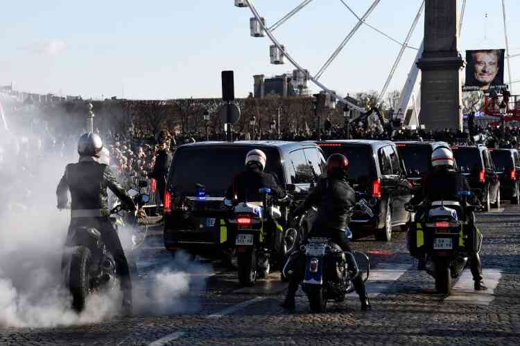 Le cortège funéraire s’est immobilisé un temps sur la place de la Concorde, en bas des Champs-Elysées, où les derniers motards se sont arrêtés.
