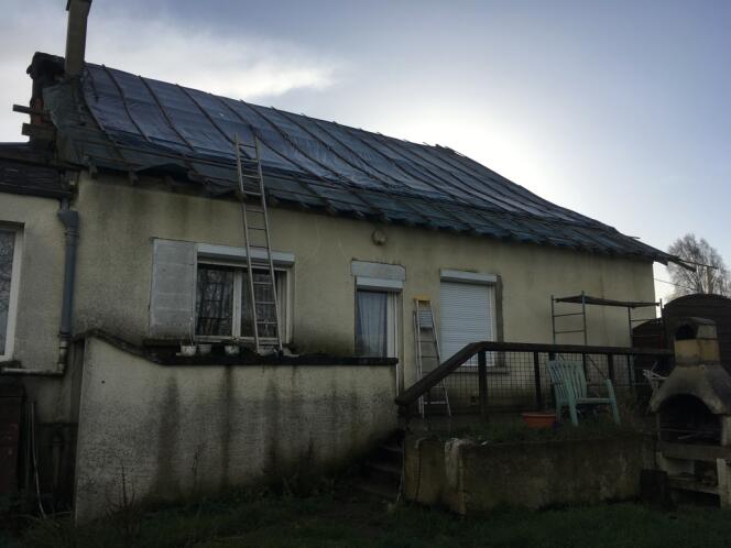 Depuis quatre ans, une bâche fait office de toit sur un versant de la maison de Nathalie.