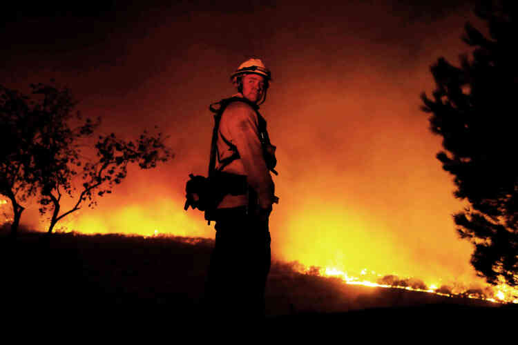 Les incendies (ici à Bonsall) ont déja détruit près de 700 bâtiments et brûlé près de 60 000 hectares.