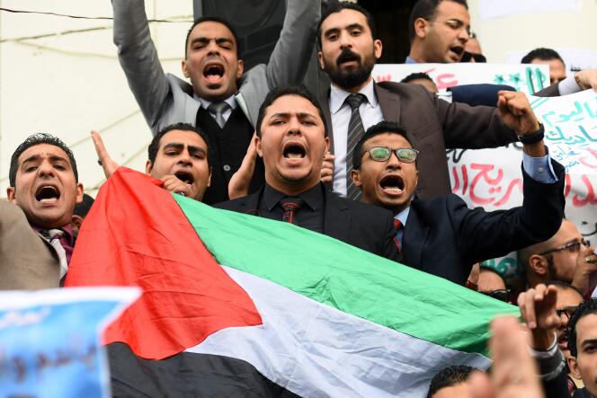 Des avocats égyptiens brandissent le drapeau palestinien, durant une manifestation pour protester contre la décision du président Trump, au Caire, le 10 décembre.