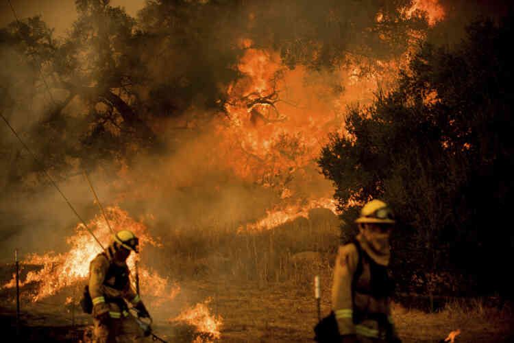 Les pompiers œuvrent sur la route de Santa Ana, près de  Ventura, le 9 décembre.