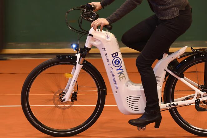 Ces vélos, qui pèsent 25 kilogrammes, soit le poids d’un vélo électrique classique, se rechargent en hydrogène « en moins de deux minutes ».