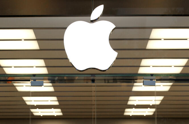 Logo d’Apple dans un magasin à Dallas (Etats-Unis),