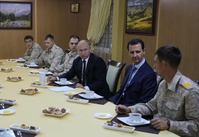 Le président russe, Vladimir Poutine, en présence de Bachar Al-Assad, le 11 décembre, sur la base militaire russe de Hmeimim.