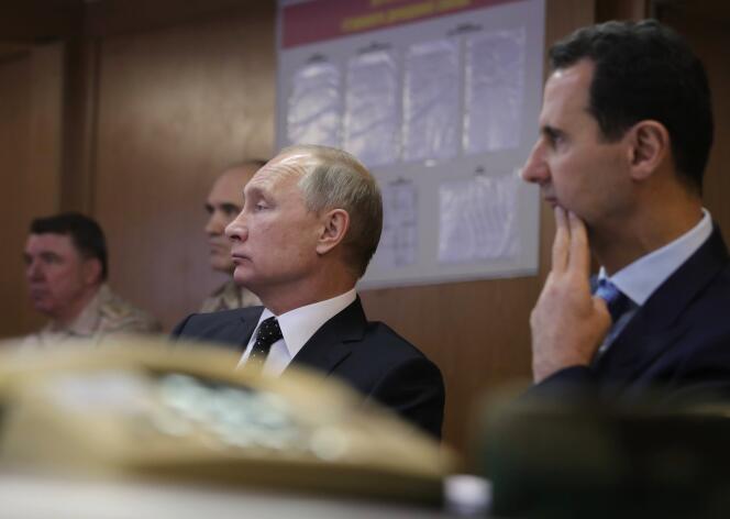Le président russe, Vladimir Poutine au côté de son homologue syrien, Bachar Al-Assad, le 11 décembre sur la base russe de Hmeimim.