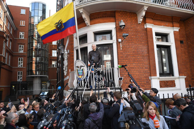 Julian Assange s’adresse à la presse depuis le balcon de l’ambassade d’Equateur à Londres le 19 mai.