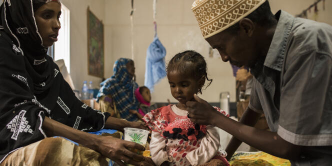 Au Somaliland, à Borama, Dagan Qaalib, 4 ans, entourée de ses parents, a été hospitalisée pour malnutrition.