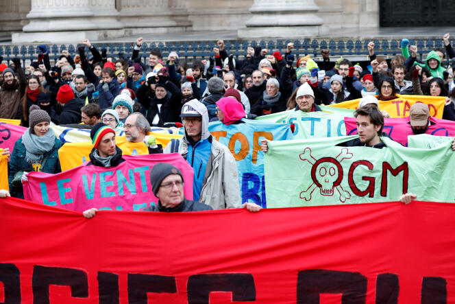 Manifestation de militants environnementaux  à l’occasion du « One Planet Summit » à Paris, le 12 décembre.