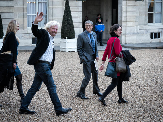 Les hommes d’affaires britannique Richard Branson et américain Bill Gates à la sortie de l’Elysée le 12 décembre après une rencontre avec le président Emmanuel Macron.
