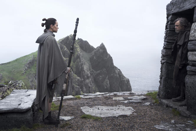 Rey (Daisy Ridley) face à Luke Skywalker (Mark Hamill) dans « Star Wars : les Derniers Jedi », de Rian Johnson.