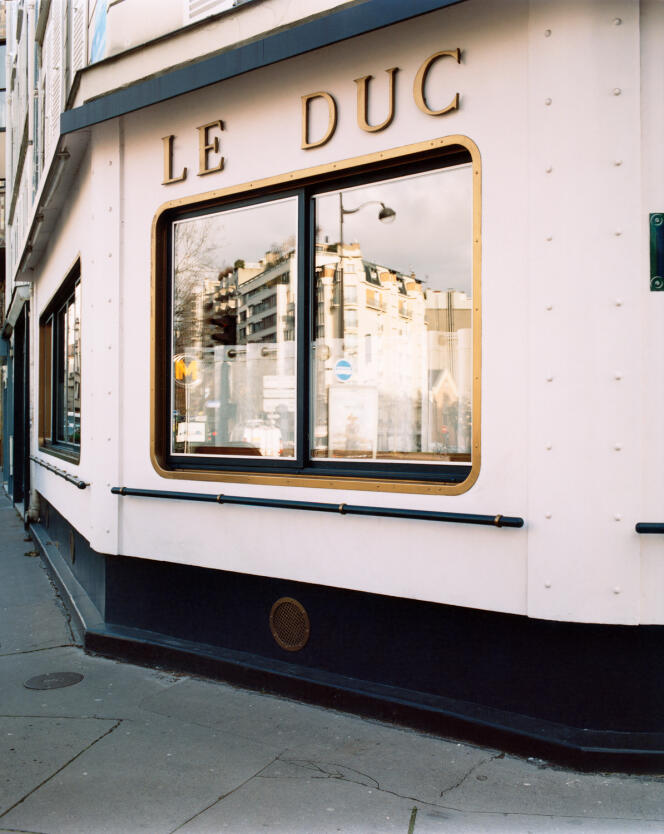 Ouvert en 1967, Le Duc fut le deuxième restaurant piscivore de Paris et le premier à proposer du poisson cru ou juste saisi.