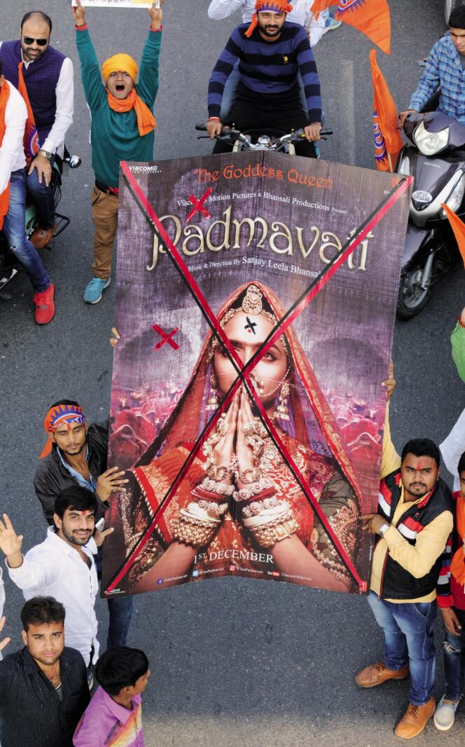 Les intégristes hindous ont organisé de violentes manifestations contre le film de Sanjay Leela Bhansali et son actrice Deepika Padukone (ici, à Lucknow, dans l’Uttar Pradesh, le 30 novembre).