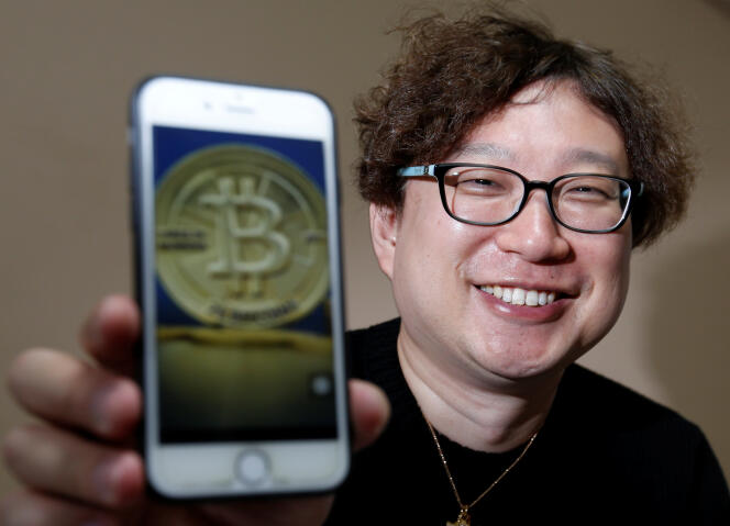 Yoshinori Kobayashi est un trader japonais spécialisé sur le bitcoin.