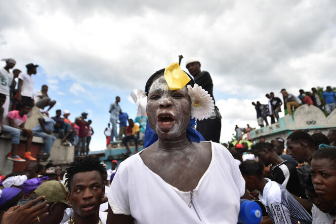 Des adeptes vaudous participent aux cérémonies honorant l’esprit vaudou haïtien du baron Samdi et de Gédé lors de la journée des morts au cimetière de Cité Soleil, à Port-au-Prince, en Haïti, le 1er novembre.