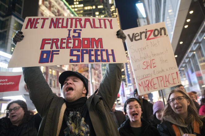 La fin de la neutralité du Net a provoqué la colère de nombreux américains, comme ici lors d’une manifestation à New York, le 7 décembre 2017.