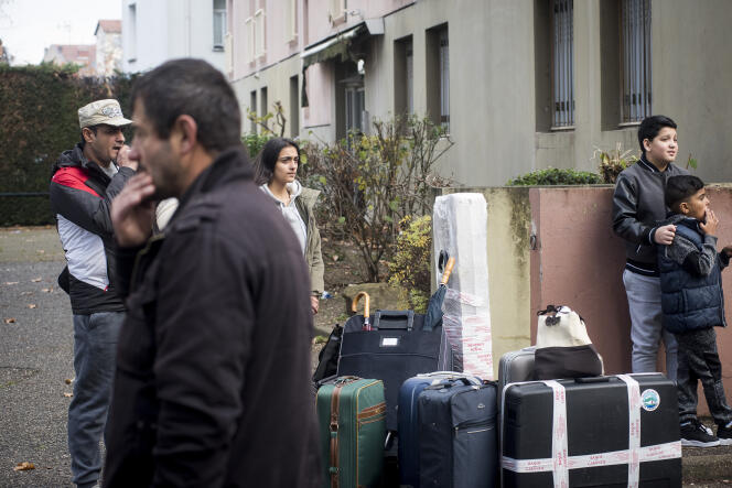 Une famille albanaise dans un centre de préparation au retour volontaire à Lyon, le 29 novembre.