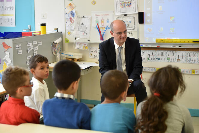 Le ministre de l’éducation nationale, Jean-Michel Blanquer, visite l’école Daniel-Faucher, à Toulouse, le 24 novembre.