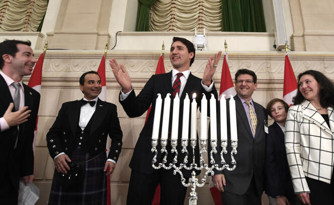 Le premier ministre canadien Justin Trudeau s’exprime lors de la célébration de la fête de Hanoucca sur la colline du Parlement canadien, à Ottawa, le 13 décembre 2017.