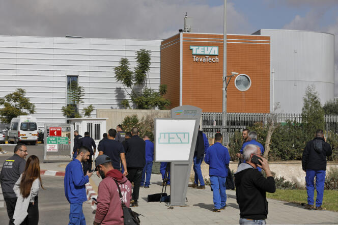 Des employés du laboratoire pharmaceutique israélien Teva rassemblés devant l’usine de Ne’ot Hovav, au sud de Beersheba, en Israël, le 14 décembre, avant l’annonce des suppressions de postes.