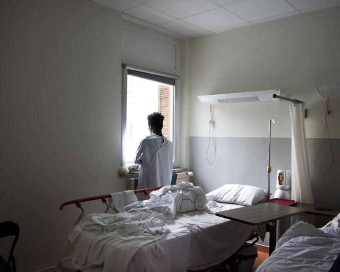 Un jeune homme se repose à l’hôpital de Briançon, le 11 décembre, après avoir été secouru dans les Alpes alors qu'il tentait de rejoindre la France depuis l'Italie avec d'autres jeunes migrants.