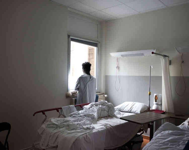 Depuis l’été, l’hôpital de Briançon a déja soigné 300 migrants, comme ce jeune secouru dans les montagnes alors qu'il tentait de rejoindre la France depuis l'Italie.