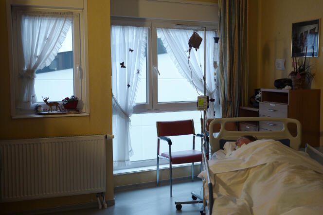 Un patient dans le service de soins palliatifs du centre de Santé Bethel, à Oberhausbergen (Bas-Rhin), le 18 décembre 2014.