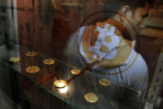 Un distributeur automatique de bitcoins à Hongkong, le 8 décembre.