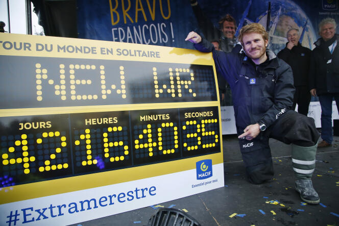 François Gabart, à l’arrivée de son tour du monde, dimanche 17 décembre à Ouessant.