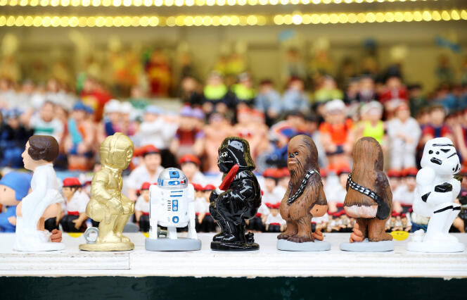 Reprenant le personnage du « caganer » dans les scènes de nativité catalanes, une boutique de Barcelone vend des santons « Star Wars » représentés en train de déféquer.