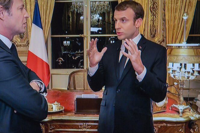 Laurent Delahousse et Emmanuel Macron dans le bureau officiel du président de la République.