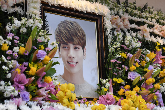 Un portrait du chanteur coréen Jonghyun entouré de fleurs à Séoul, le 19 décembre 2017.
