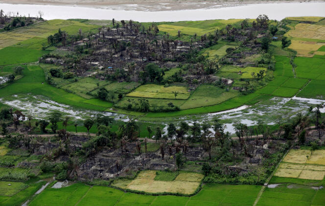Un village rohingya incendié, dans l’Etat d’Arakan, le 27 septembre.