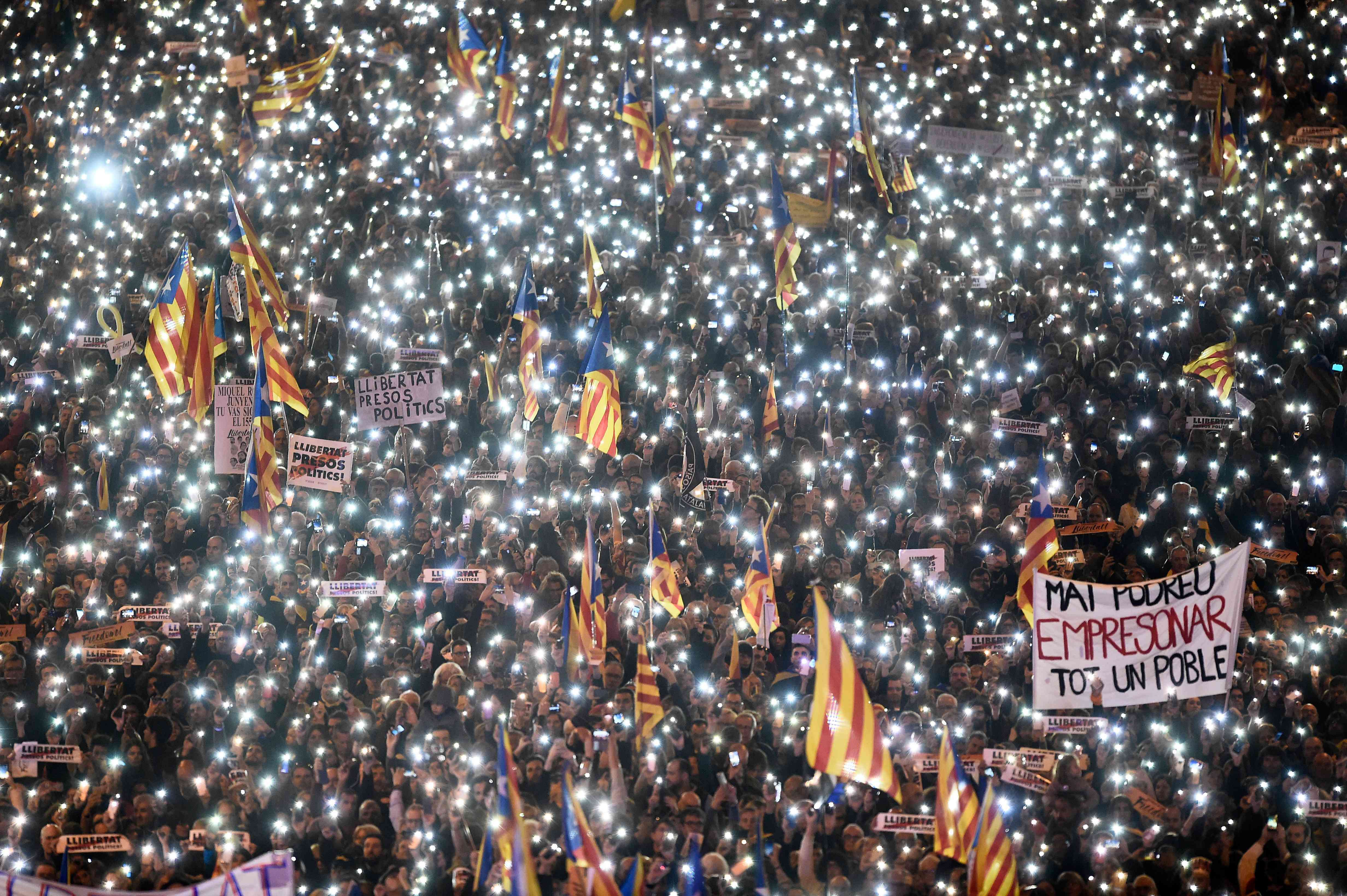 Des citoyens brandissent l’Estelada, le drapeau catalan, lors d’une manifestation à Barcelone, pour demander la libération des leaders séparatistes emprisonnés. Plusieurs centaines de milliers d’entre eux — sept cent cinquante mille selon la police municipale — ont manifesté pour réclamer la remise en liberté de dix dirigeants indépendantistes placés en détention provisoire.