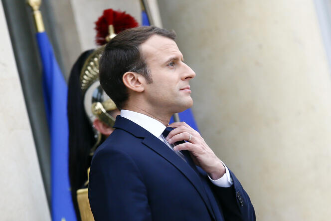 Le président Emmanuel Macron sur le perron de l’Elysée, le 19 décembre 2017.