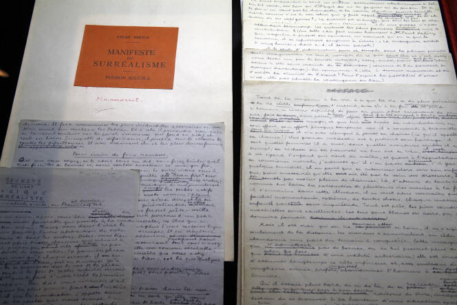 Le manuscrit original du manifeste du surréalisme par André Breton lors de la vente chez Drouot à Paris, le 19 décembre 2017.