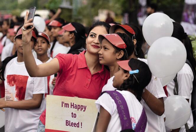 En Inde, associations et étudiants militent pour briser le tabou des règles(ici, le 28 mai à New Delhi, lors de la Journée mondiale de l’hygiène menstruelle).