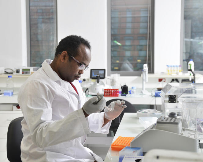 Dans le laboratoire de DNA Script, start-up française abritée par l’hôpital Cochin, à Paris, le 6 décembre.