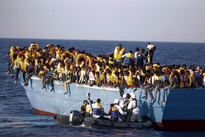 Sauvetage de migrants au large des côtes libyennes par les autorités italiennes, en août 2016.