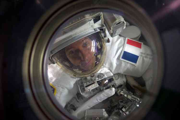 Vendredi 2 juin à 16 h 10, l’astronaute Thomas ­Pesquet a atterri dans la plaine kazakhe, en compagnie de son coéquipier russe Oleg Novitski, après six mois à bord de la Station spatiale internationale (ISS). Succès technique, la mission du dixième ­Français dans l’espace, quatrième dans l’ISS, où ­environ 200 personnes de nombreuses nationalités l’avaient précédé, a aussi été un succès public, nourri par une profusion de Tweet. Retournera-t-il dans ­l’espace ? Les plans des vols habités des prochaines années pourraient être chamboulés : Donald Trump a annoncé son désir de renvoyer des Américains sur la Lune. Mais sans calendrier ni budget précis…PEGGY WHITSON/AFP